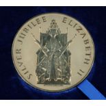 A Queen Elizabeth II Silver Jubilee Platinum medallion, 1977, Obv: Portrait of the Queen,
