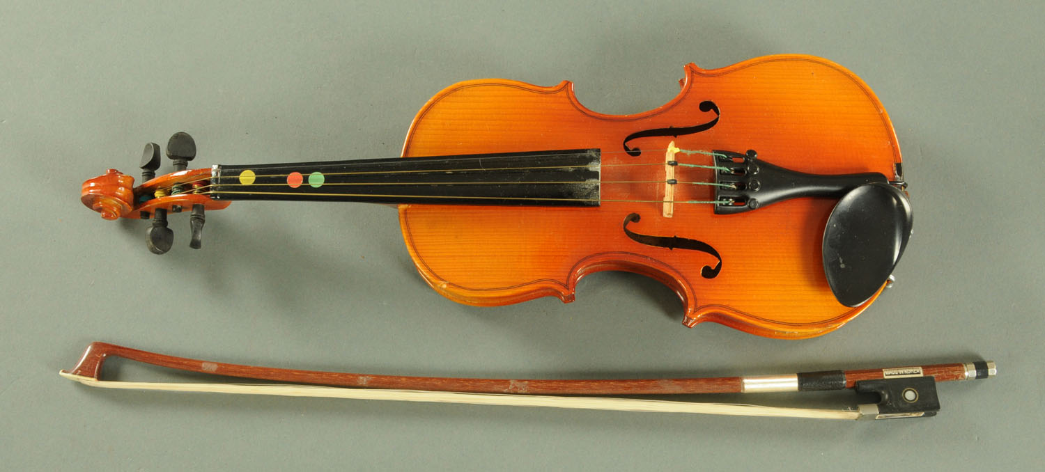 A Chinese 1/8 size violin, together with a 48.5 cm Korean bow, all within a Chinese hard shell case. - Image 2 of 7