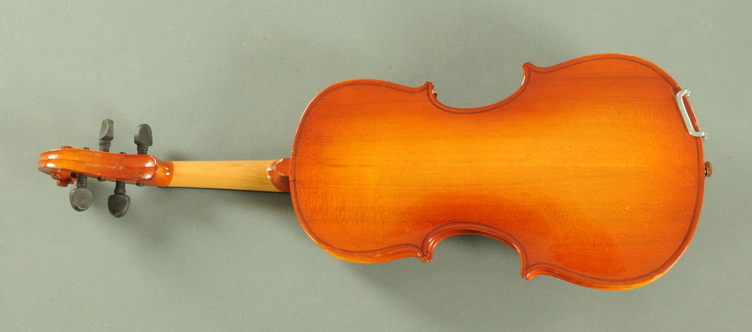 A Chinese 1/8 size violin, together with a 48.5 cm Korean bow, all within a Chinese hard shell case. - Image 3 of 7