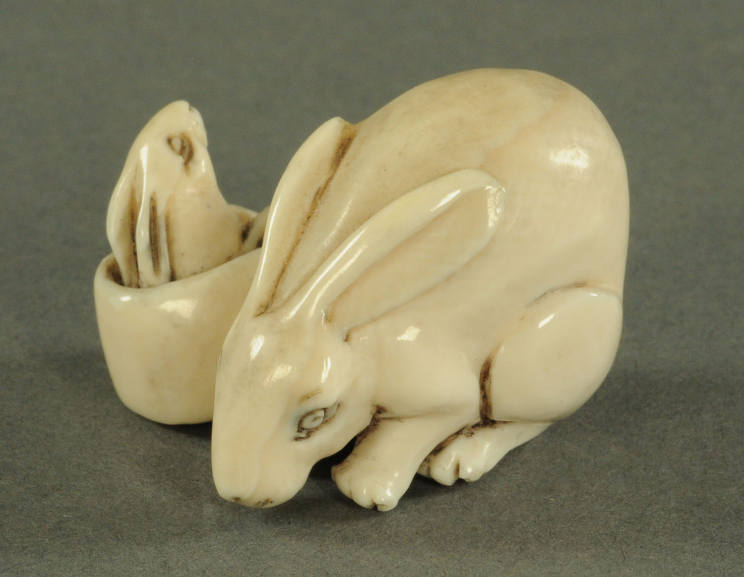 An amusing Japanese ivory netsuke, late Meiji/early Taisho period,