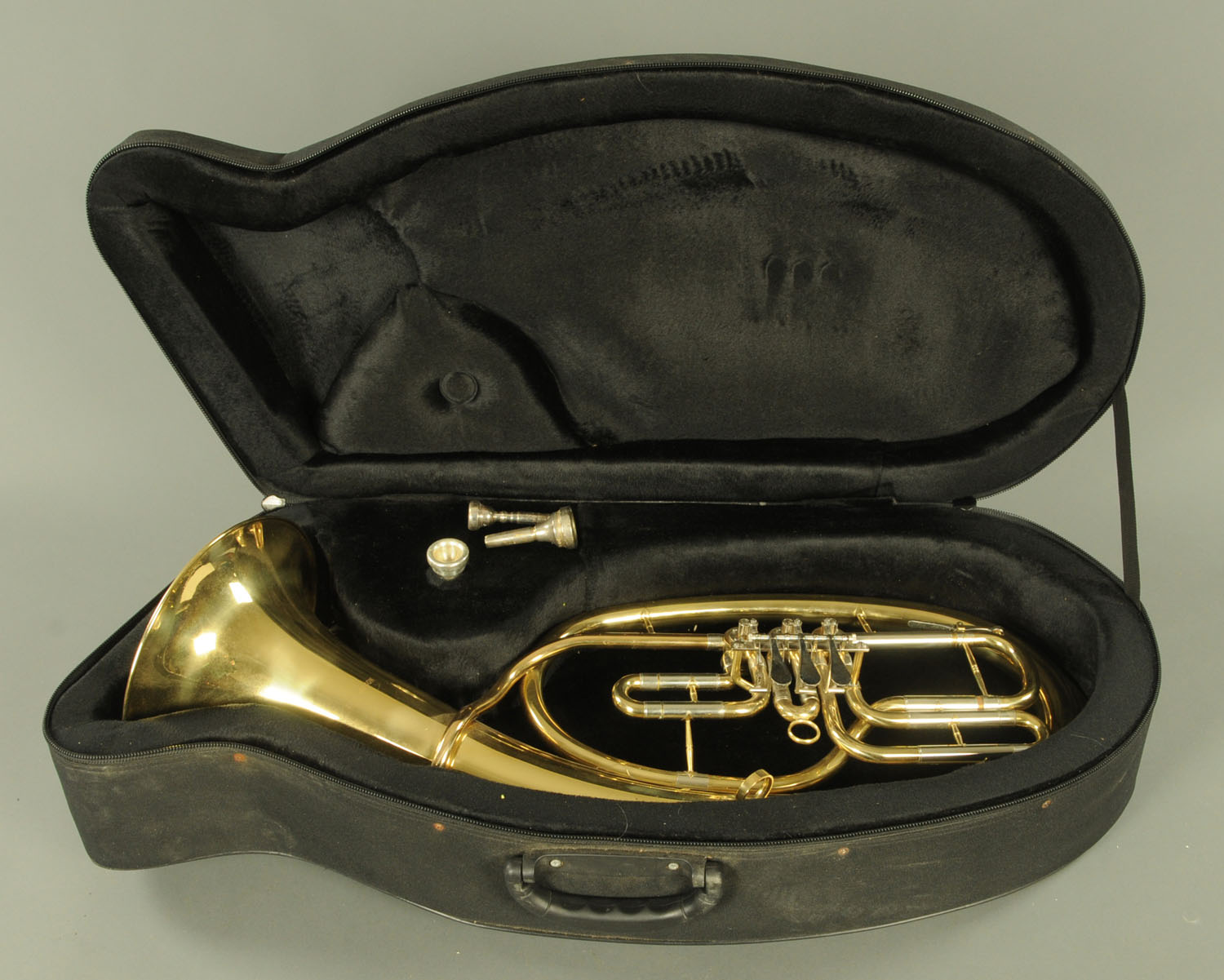 A brass baritone horn by Roy Benson, the horn with engraved name, +/- 74 cm long, - Image 2 of 2