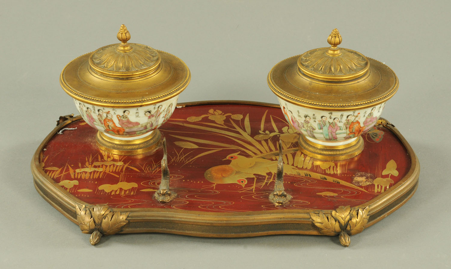 A pair of Chinese porcelain bowls, late Qing,