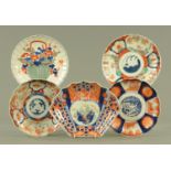 A Japanese Imari fan shaped dish, together with four Imari scalloped plates,