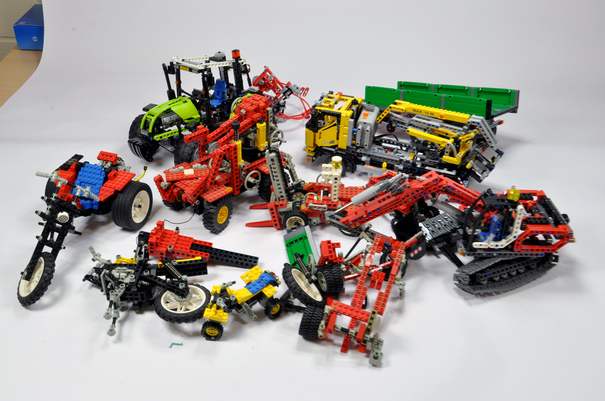 Quantity of Mainly Lego Technic comprising various built kits. Tractor, Truck and Excavator plus