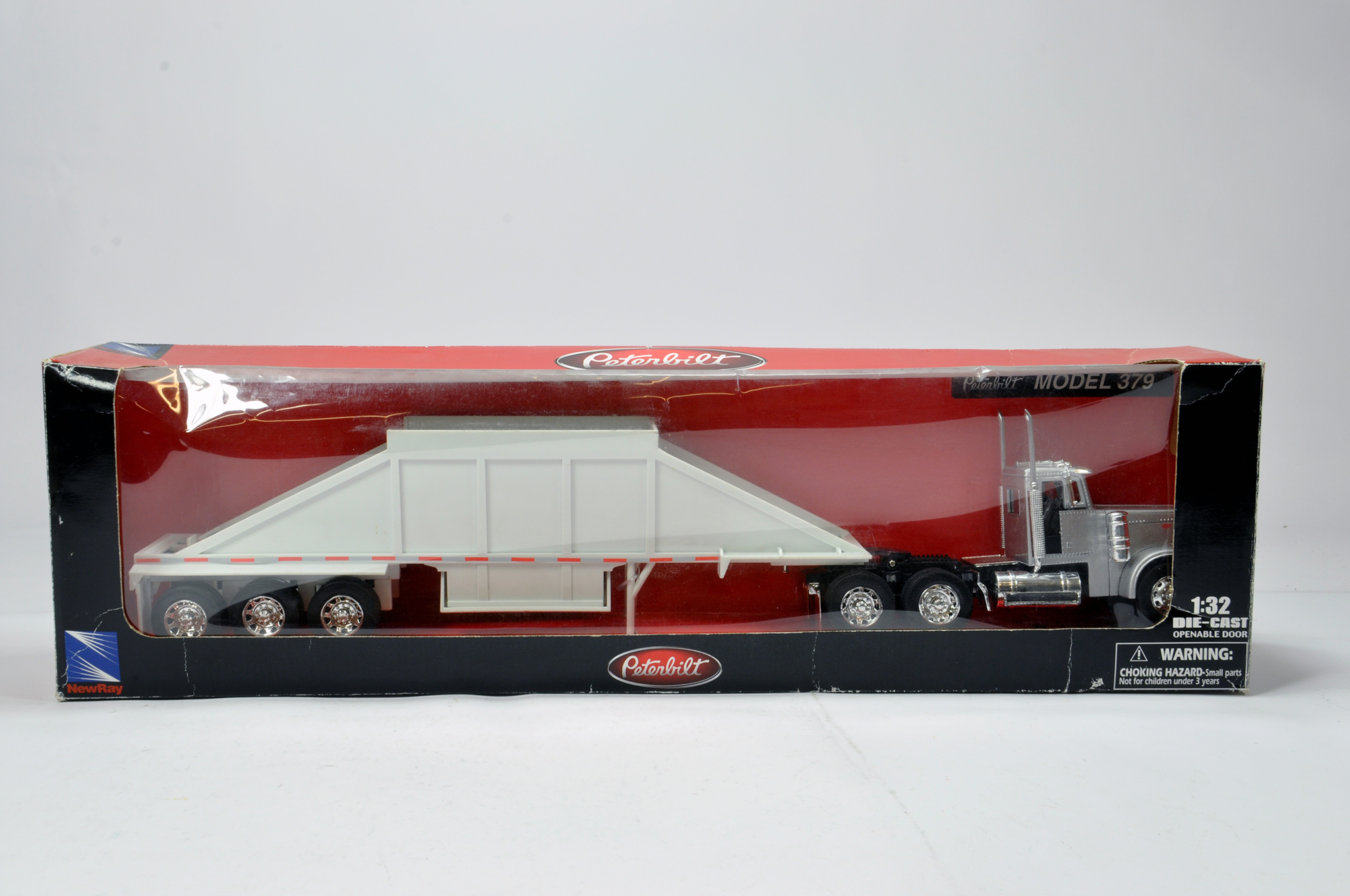 New Ray 1/32 Peterbilt 379 Tractor and Trailer Set. E in Box.