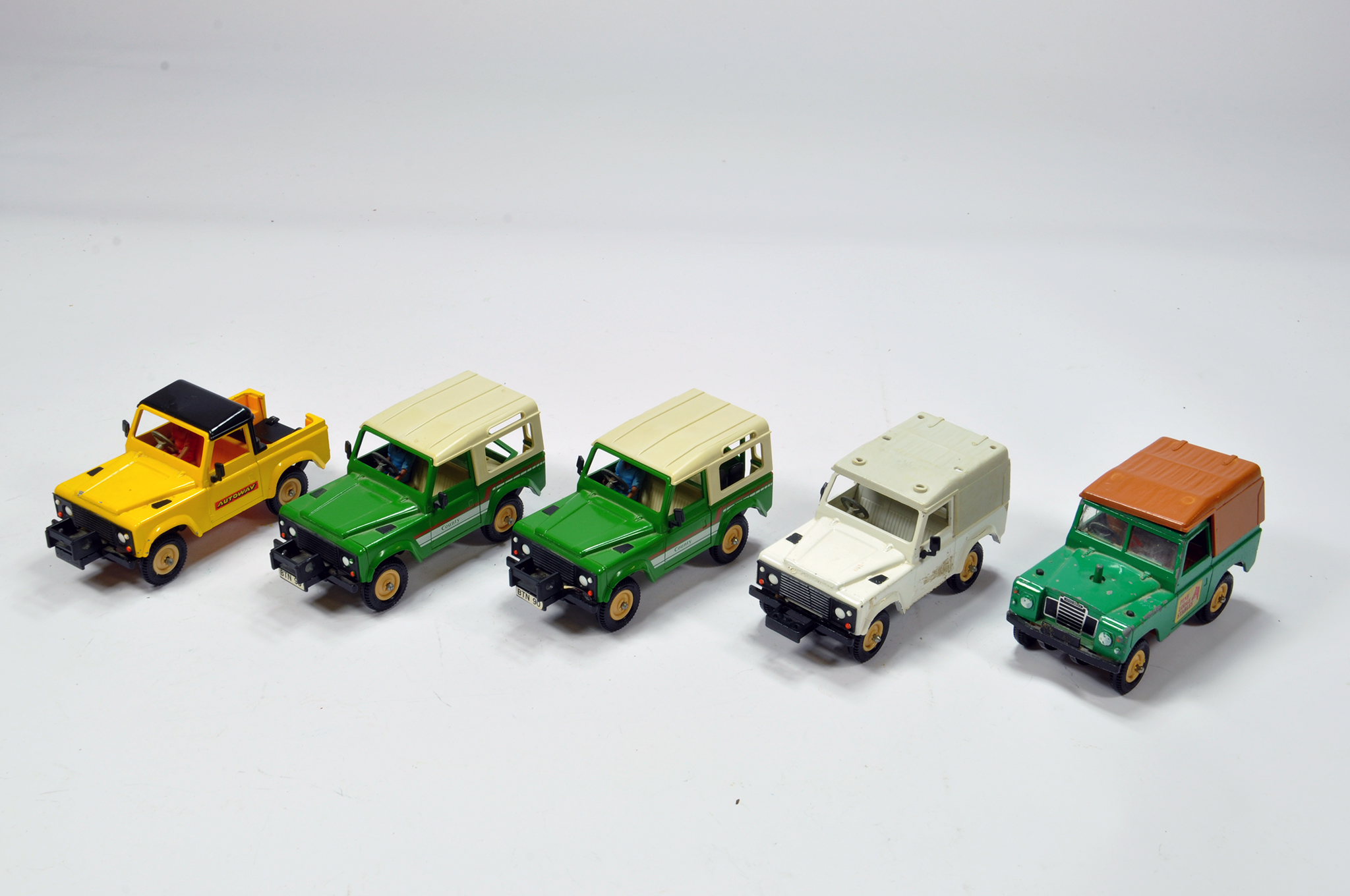 Britains 1/32 Land Rover Group. Generally G to VG. (5)