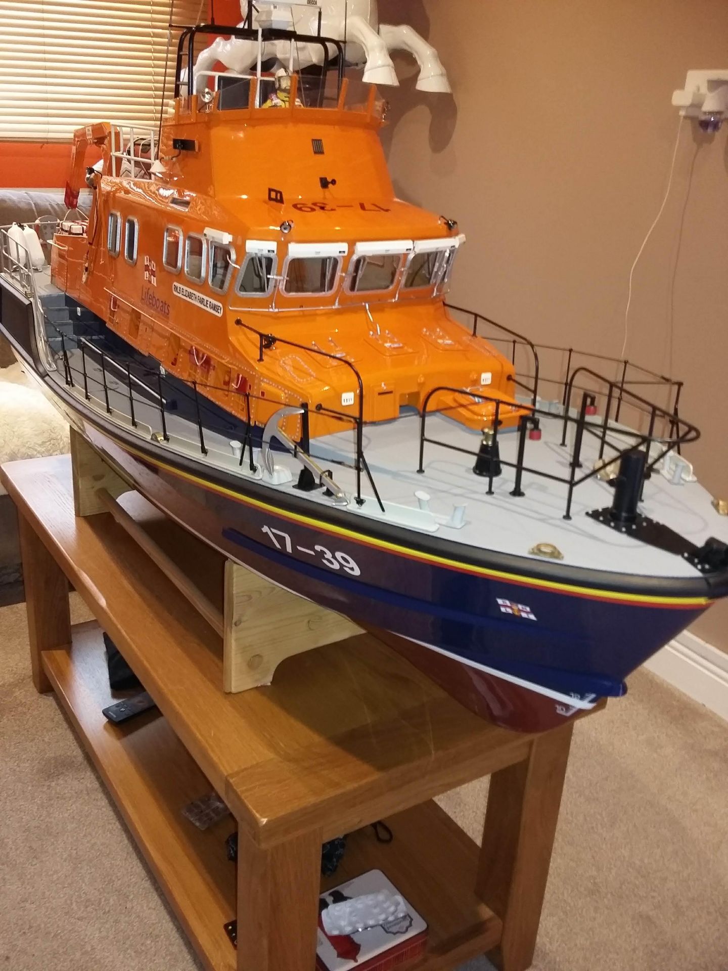 Speedline Severn 1/12 scale model of a RNLI Tobermory 17 39 . Approx 57 inch length,18 inch wide, 37 - Image 2 of 8