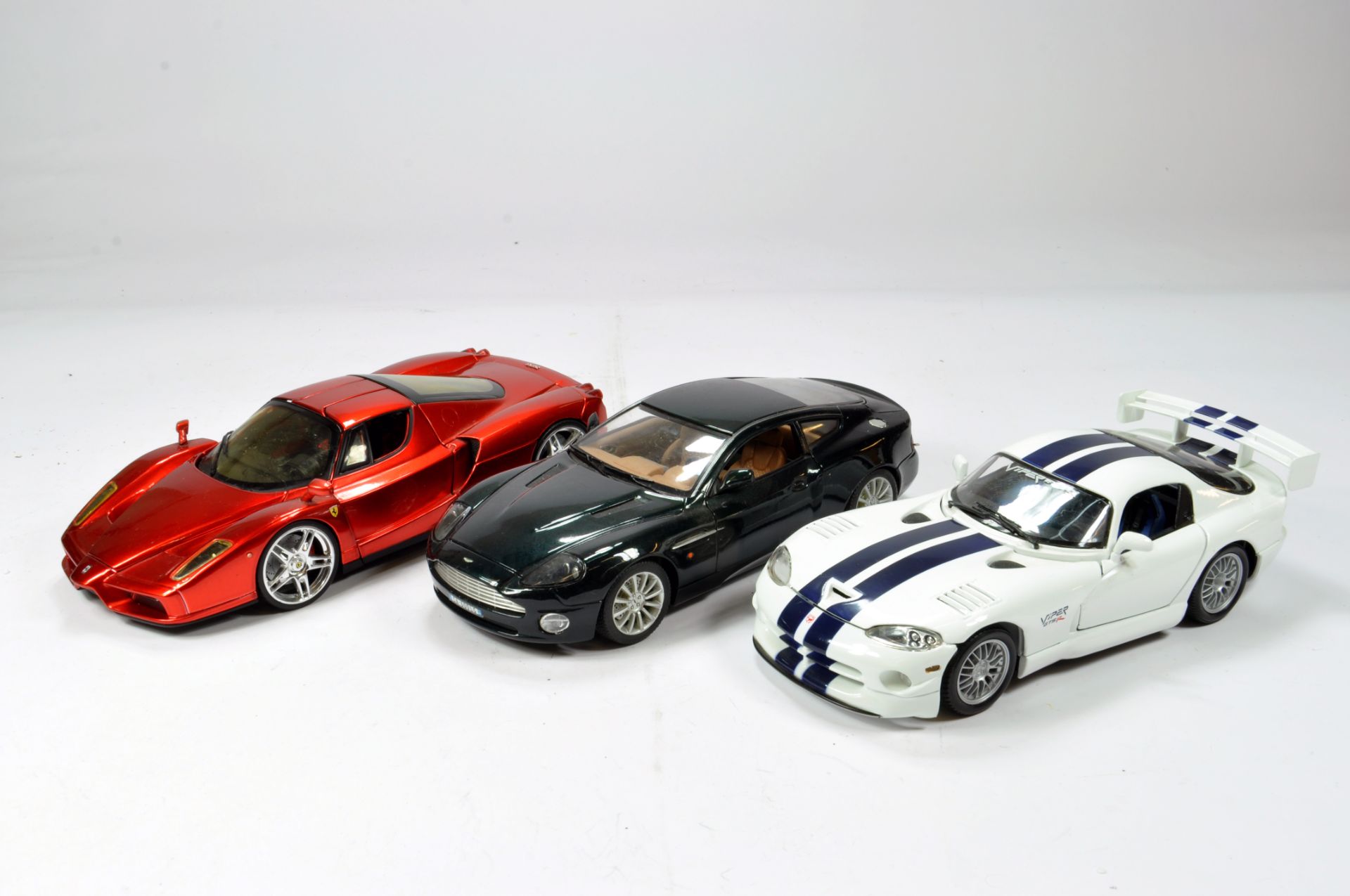 Diecast 1/18 car selection comprising various issues; Ferrari, Dodge and Aston Martin. Generally
