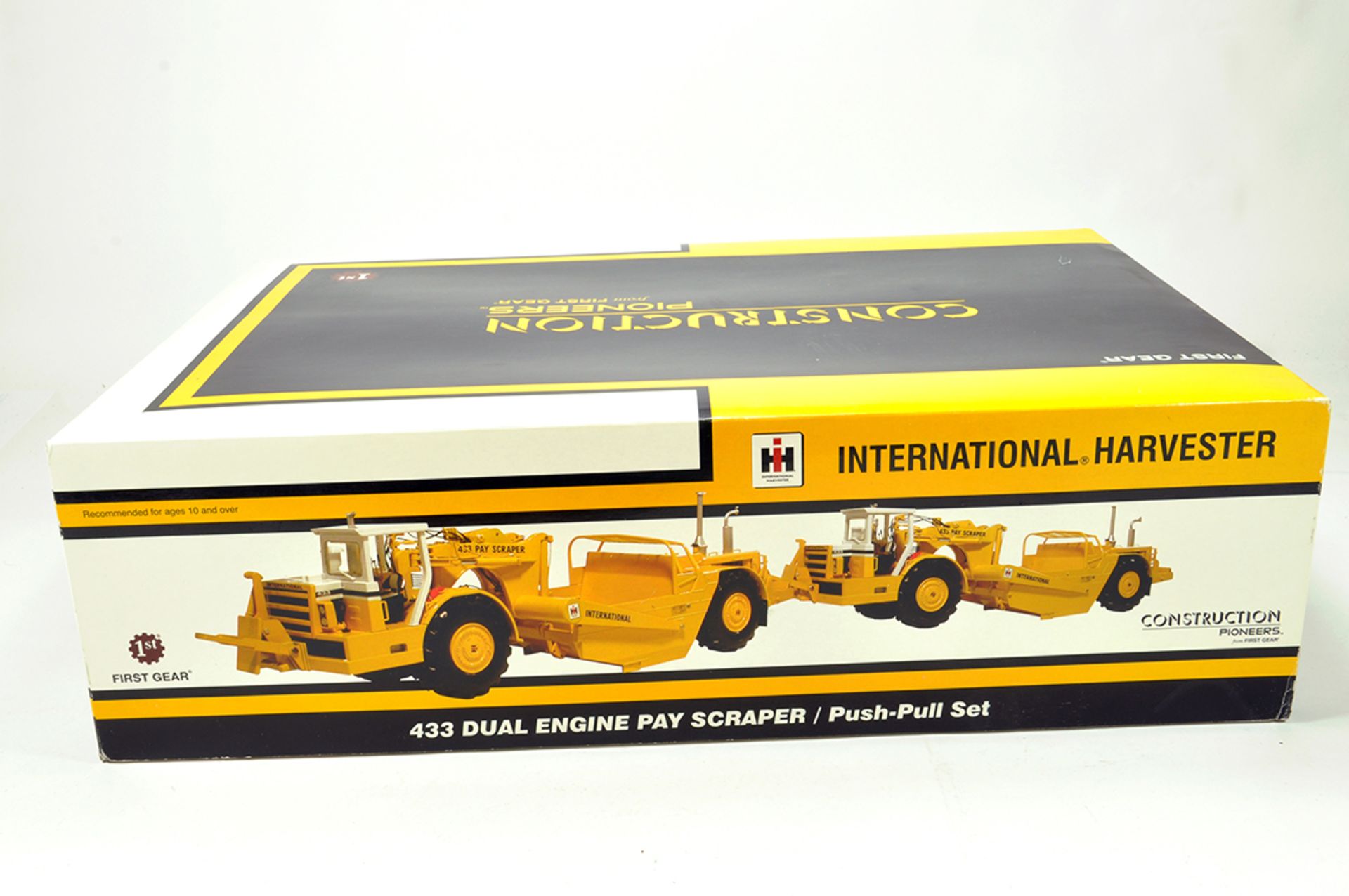 First Gear 1/25 Construction Issue comprising International Harvester 433 Dual Engine Pay