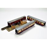 Trio of Hornby Dublo issues comprising passenger coaches x 2 plus Royal Mail / track accessory