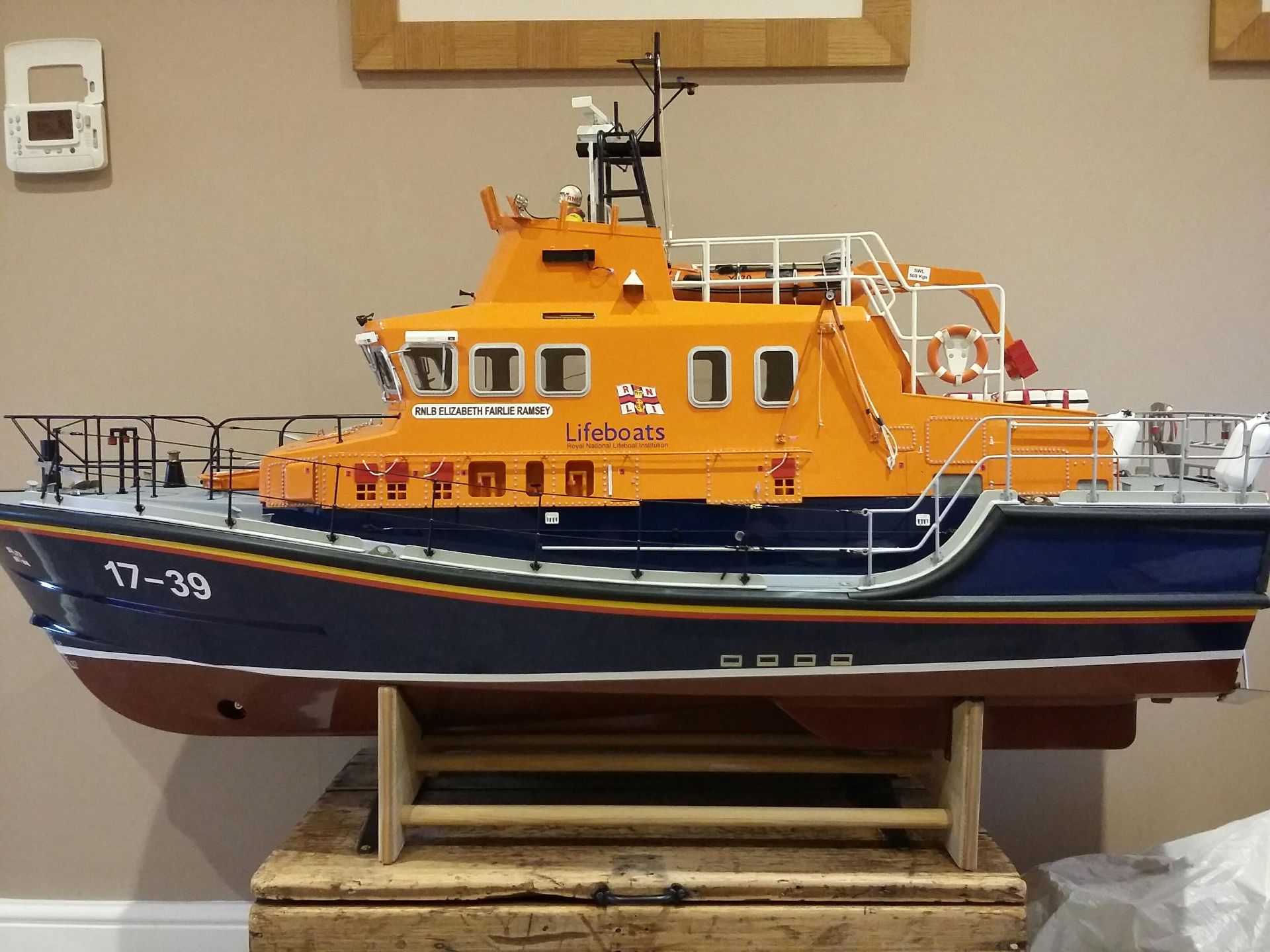 Speedline Severn 1/12 scale model of a RNLI Tobermory 17 39 . Approx 57 inch length,18 inch wide, 37