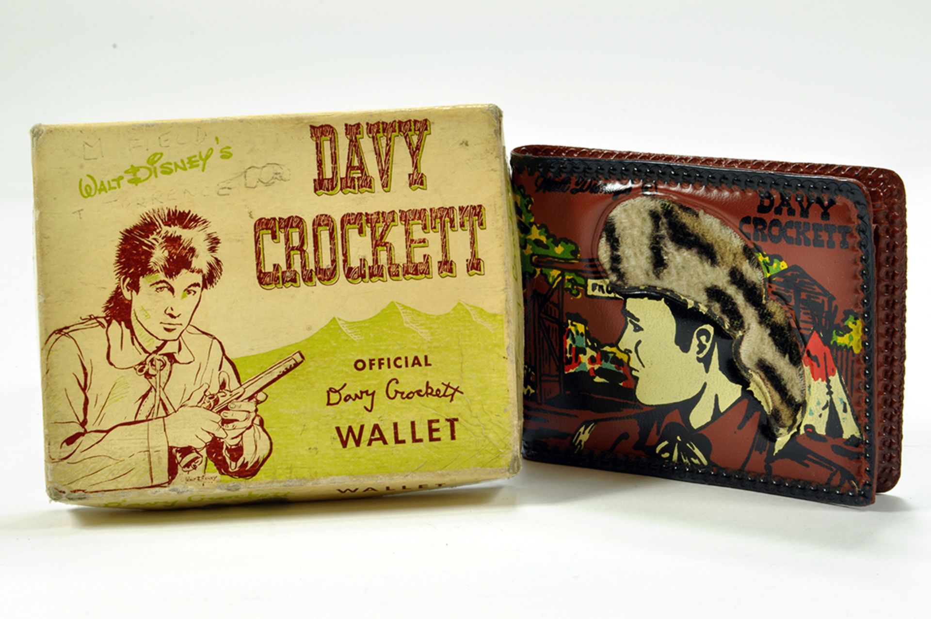 A vintage issue of an offical Walt Disney Davy Crockett Leather Wallet with box. Generally E.