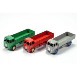 Dinky No.25r Forward Control Lorry Trio comprising green issue with cream ridged hubs, red issue