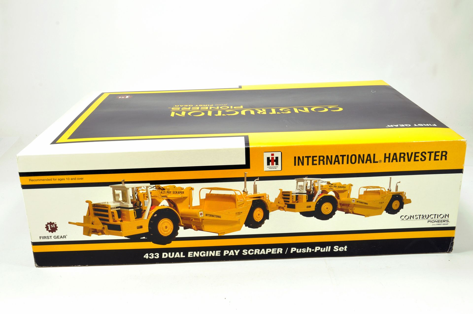 First Gear 1/25 Construction Issue comprising International Harvester 433 Dual Engine Pay