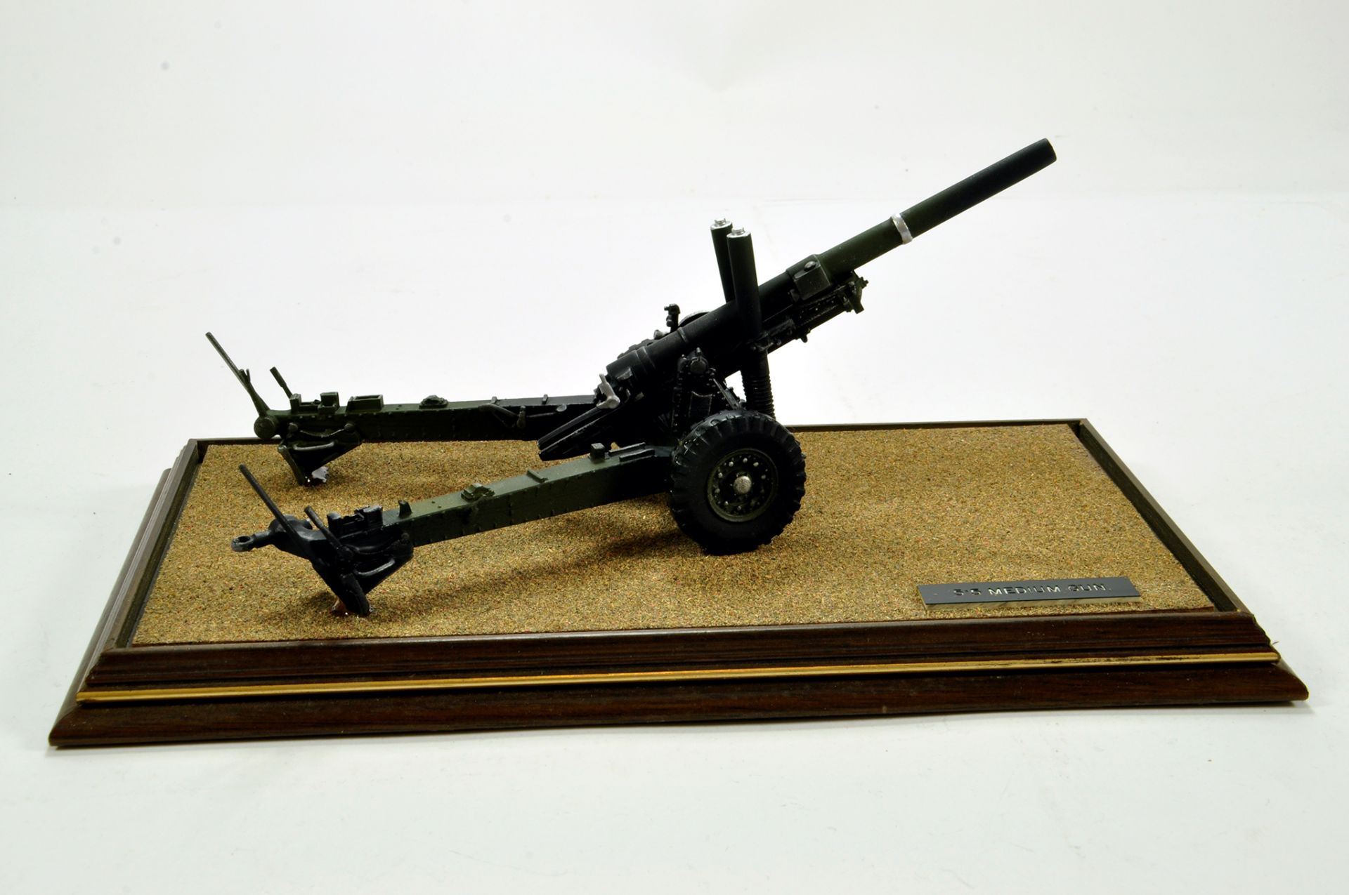 Impressive White Metal 1/32 British Army 5.5 Inch Medium Gun in Display Case. Superb Piece.