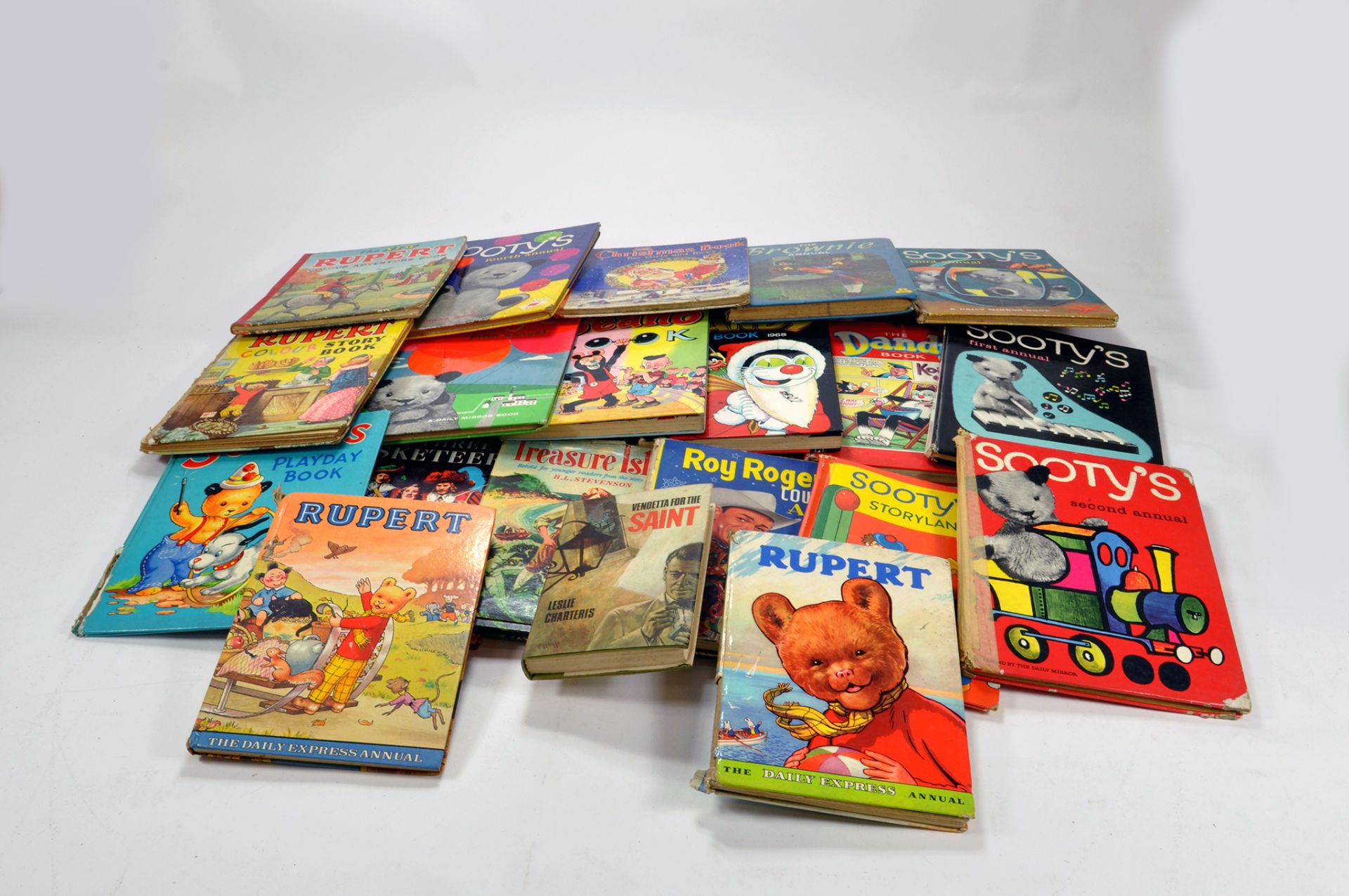 An interesting group of old annuals and literature comprising Rupert, Sooty, Dandy and others.