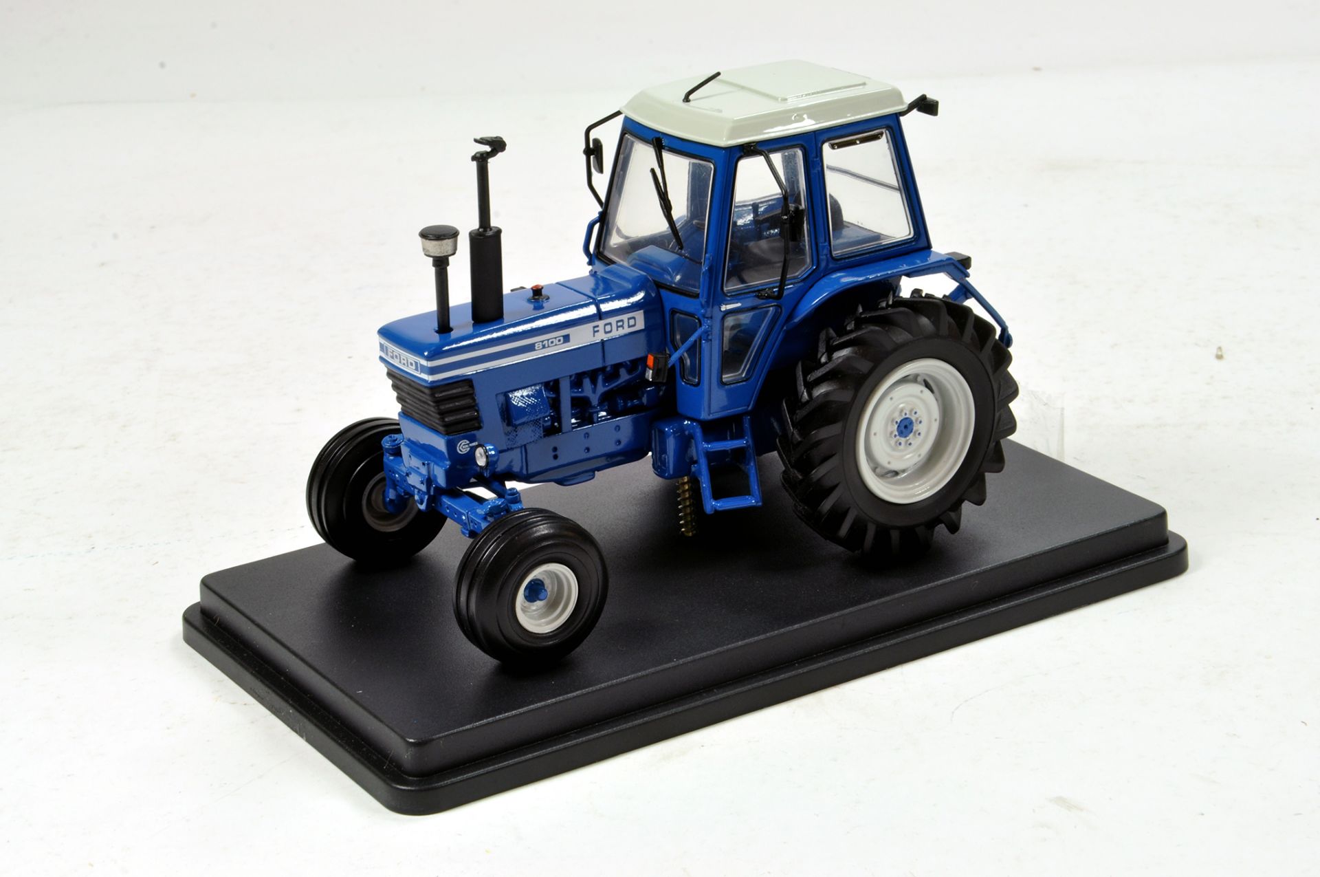Scarce Martyns Farm Models MFM 1/32 Bespoke Hand Built Ford 8100 Tractor. Superb piece.
