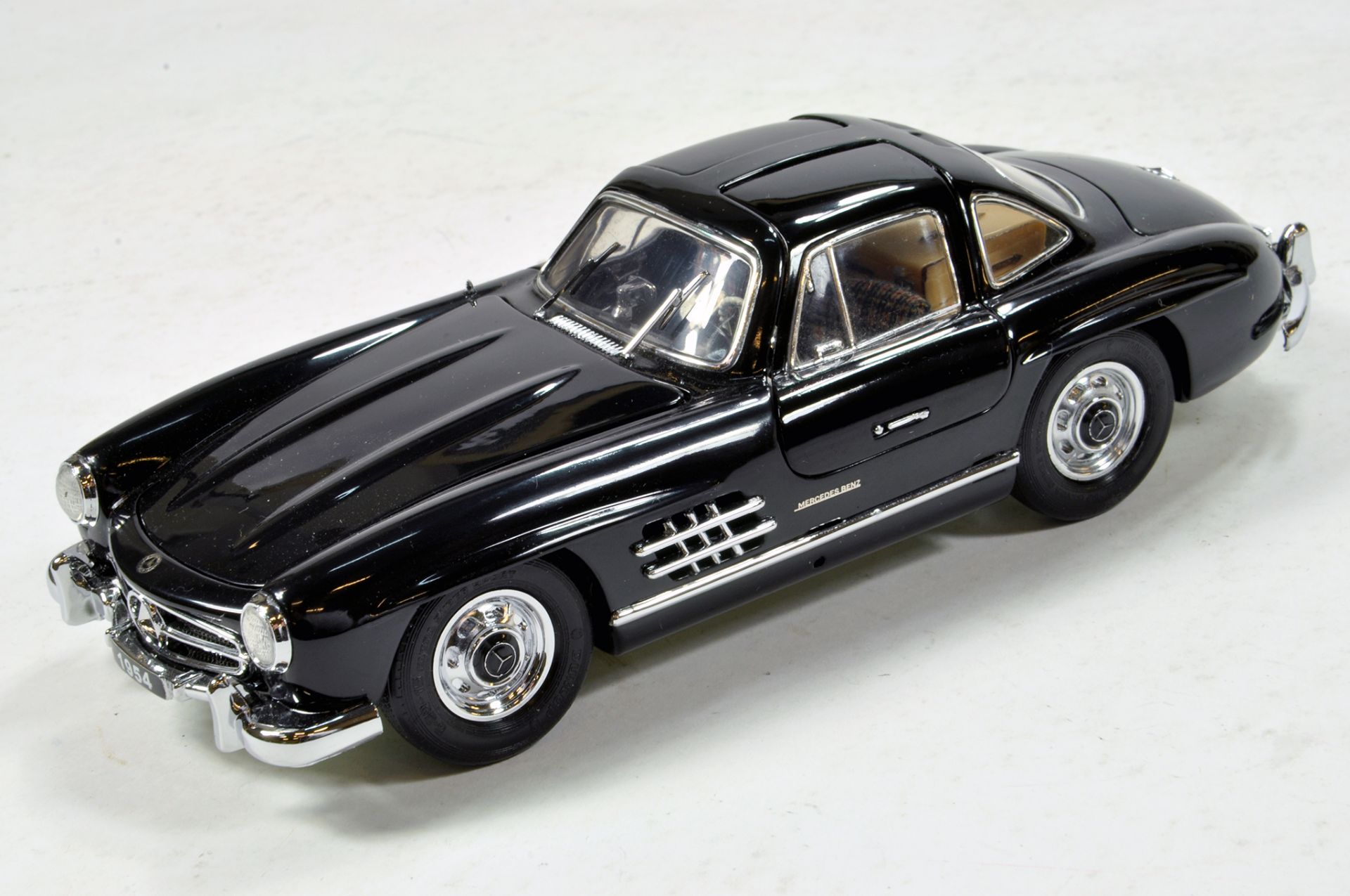 Franklin Mint 1/24 1954 Mercedes Benz 300SL. Impressive highly detailed piece that displays well