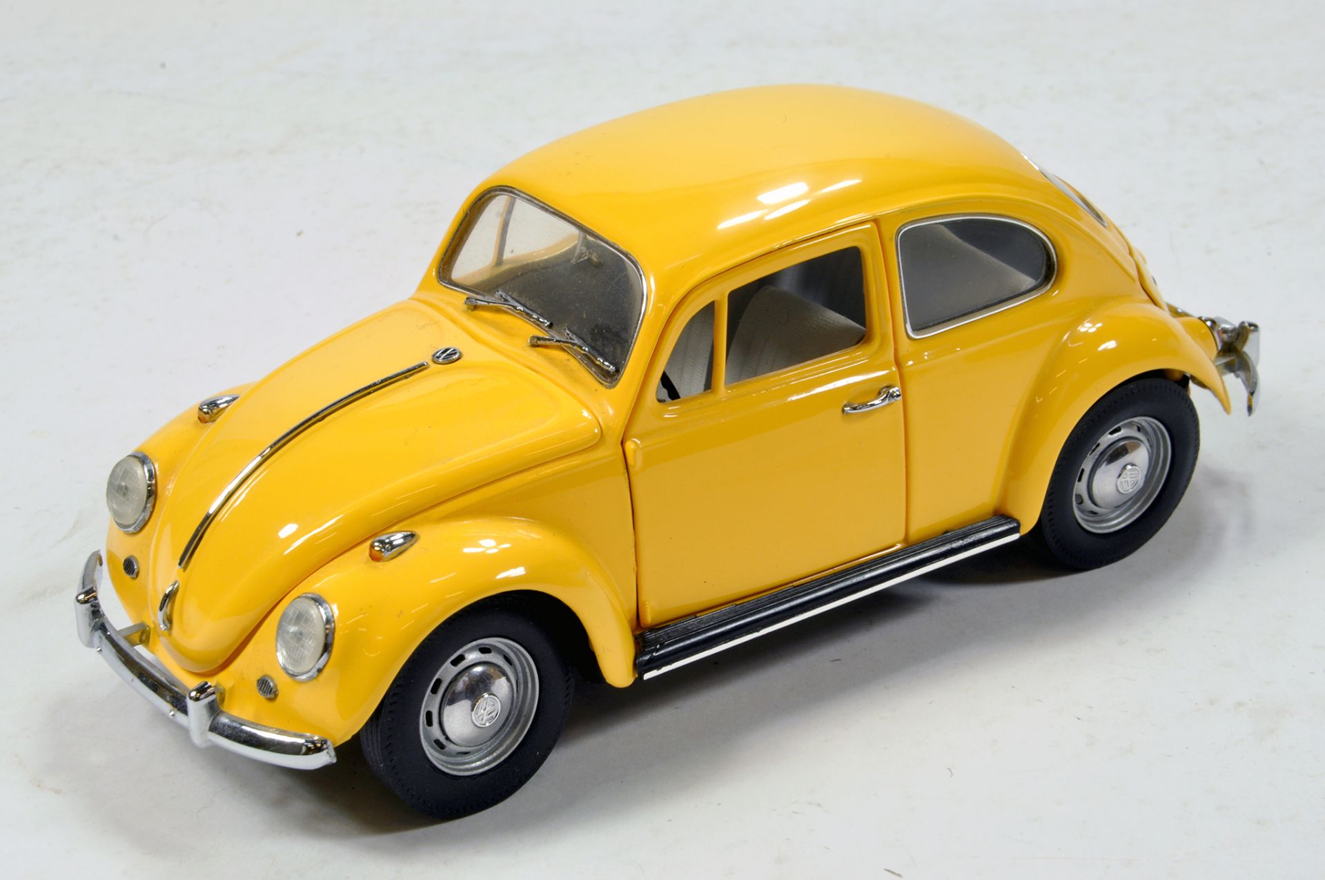 Franklin Mint 1/24 1967 Volkswagen Beetle. Impressive highly detailed piece that displays well hence