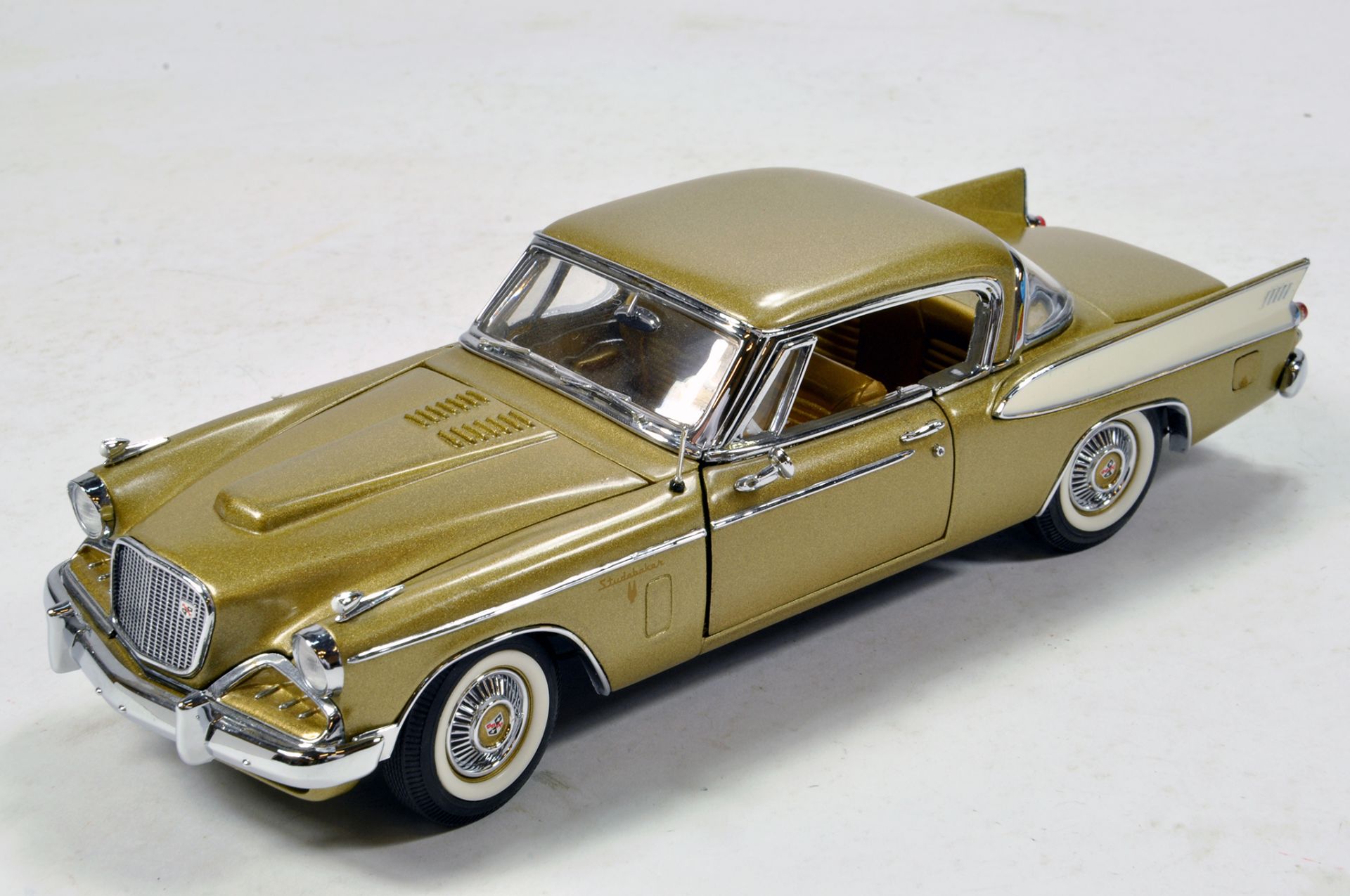 Franklin Mint 1/24 1957 Studebaker Golden Hawk. Impressive highly detailed piece that displays