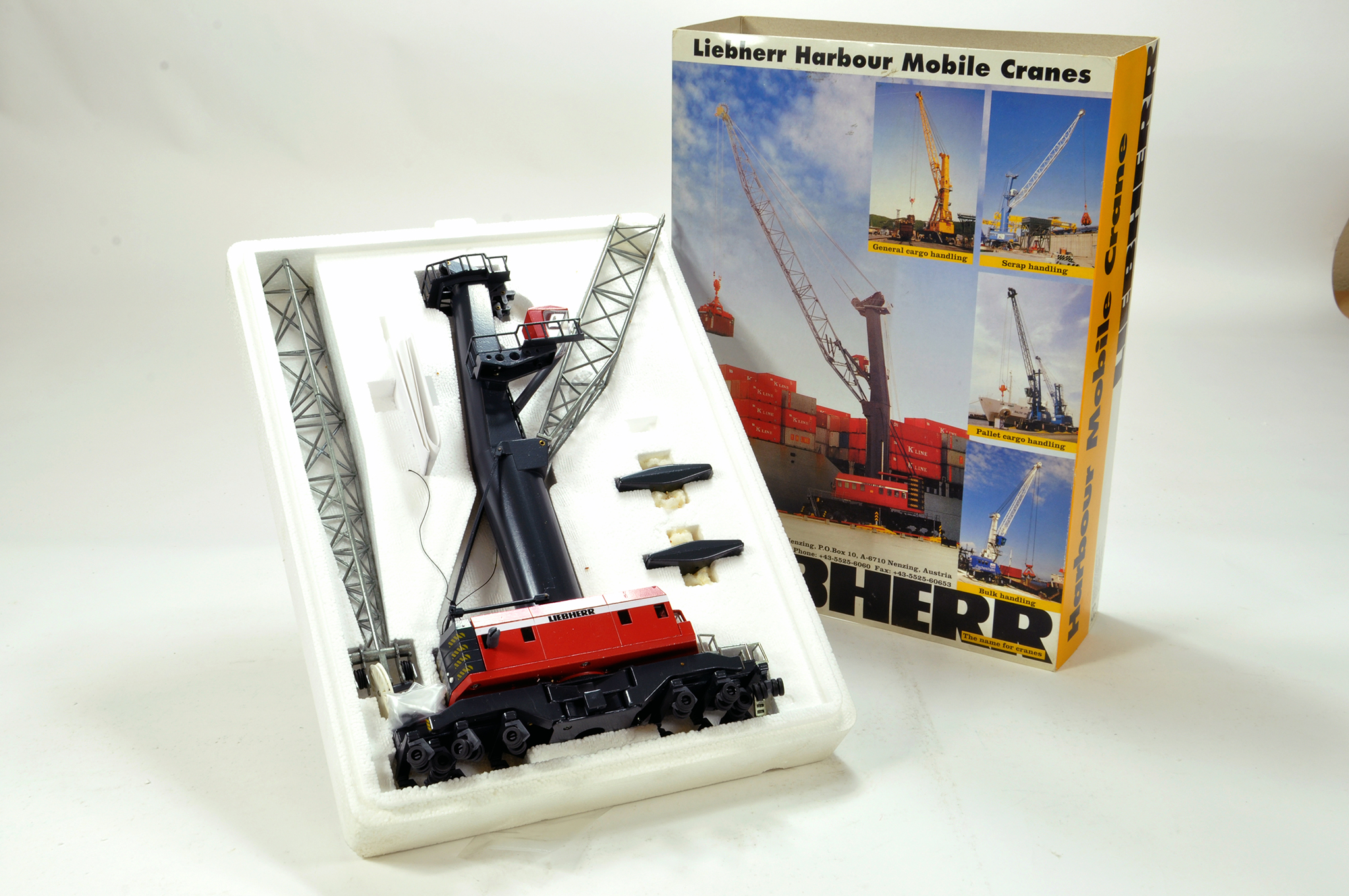 Conrad 1/100 construction issue comprising Liebherr Harbour Crane. E to NM.