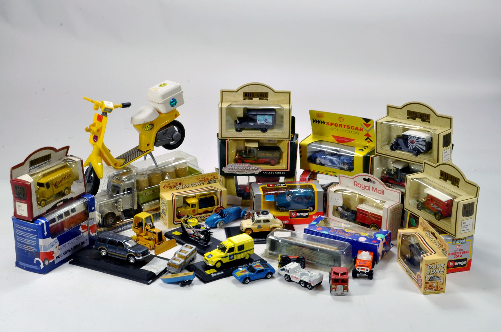 Assorted group of diecast from various makers. Lledo, Corgi, Matchbox and others. Some boxed.