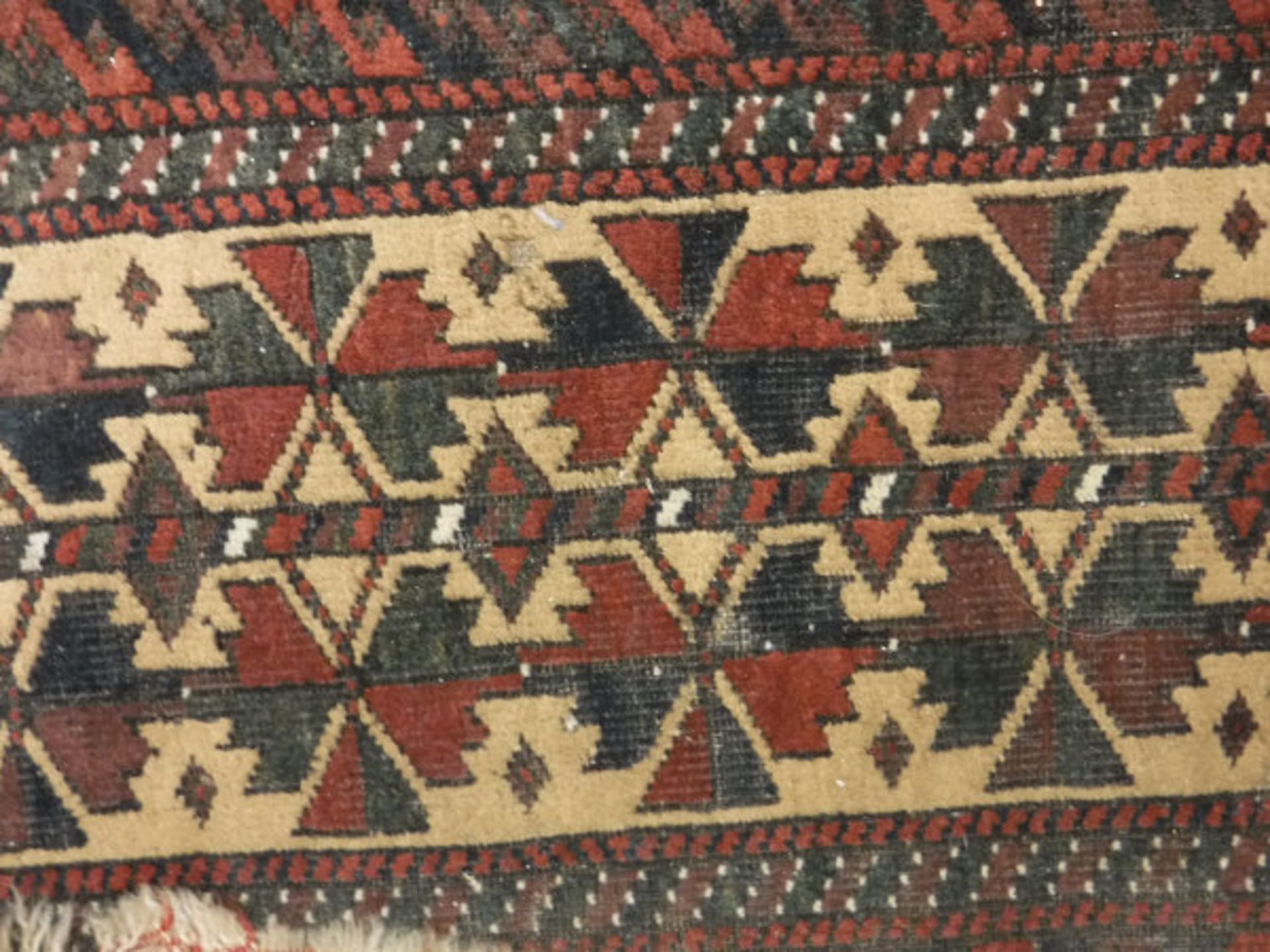 A Belouch tribal rug, approx 93 cm x 44 cm, together with a Kelim, - Bild 2 aus 2