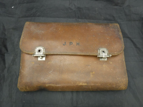 A gent's leather travel case containing various silver travel bottles (London 1906 by Charles Henry