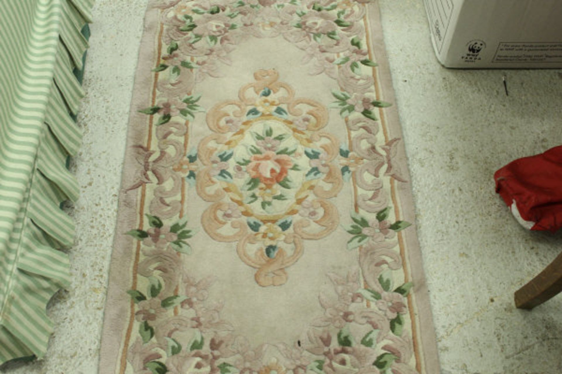 A Chinese superwash rug, the central panel set with floral decorated medallion on a lilac ground, - Bild 3 aus 3