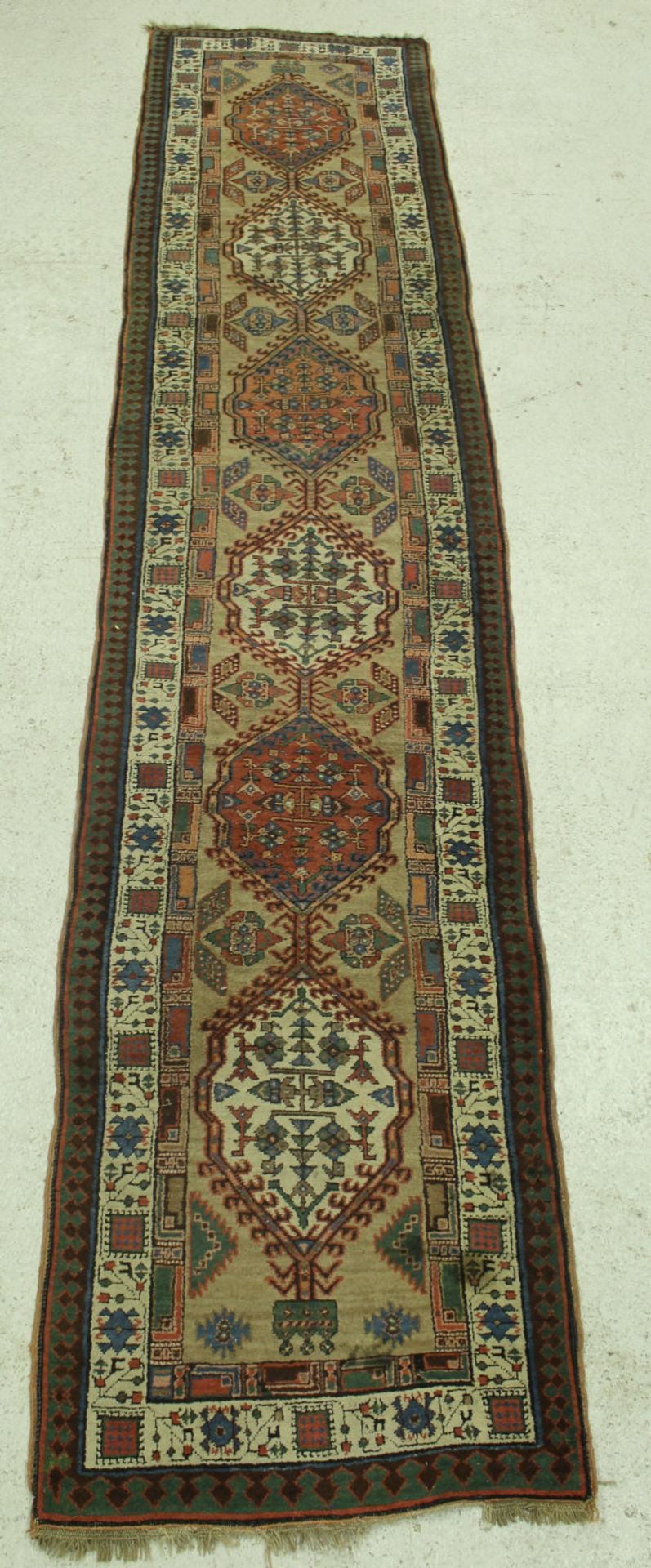 A fine Persian runner, the central panel set with repeating medallions on a cream ground, - Bild 3 aus 3