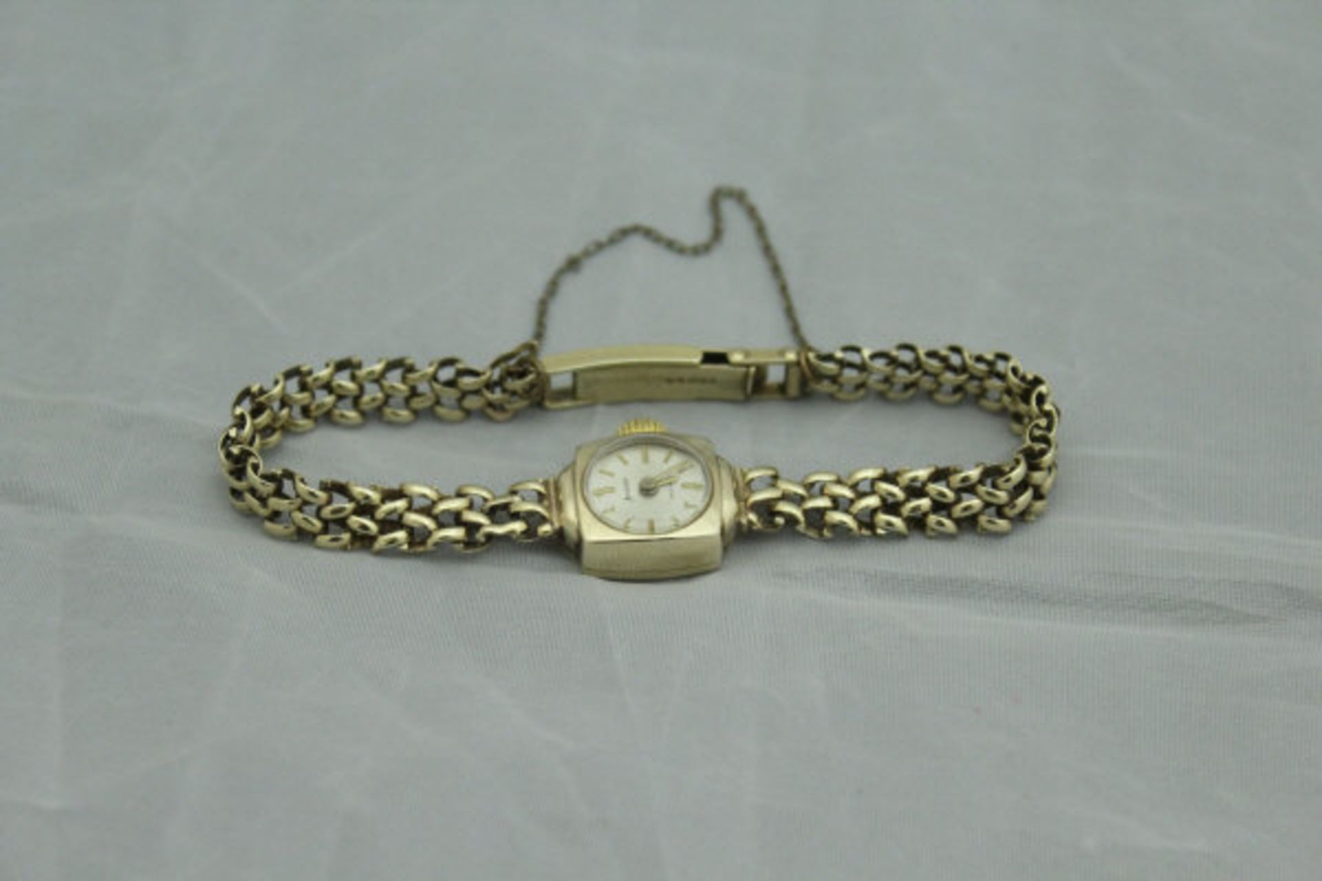 An Accurist 9 carat gold cased ladies wristwatch with 9 carat gold chain link bracelet, 14.