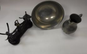 A collection of mainly modern copper and brass wares, to included brass-handled copper skillets,