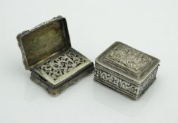 A Victorian silver vinaigrette of rectangular form with engraved acanthus decoration,