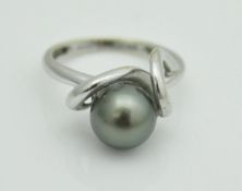 An 18 carat white gold ring with Tahitian grey pearl, ring size P, 5.