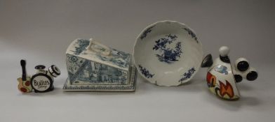 A 19th Century Worcester style bowl with blue floral design and scalloped edges,