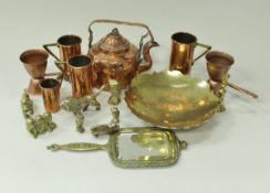 A small quantity of various copper and brass ware to included hand mirror,