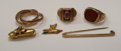 A collection of 18 carat and 9 carat gold rings,