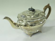 A late Victorian silver teapot with wooden handle (London 1900), 21.