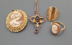 An 18 carat gold mounted cameo pendant / brooch,