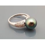 An 18 carat white gold Tahitian style pearl ring with diamond set shoulders, ring size O, 4.