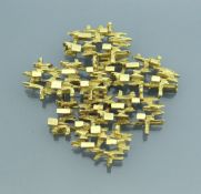 A mid 20th Century 18ct gold brooch of Modernist form, 19.