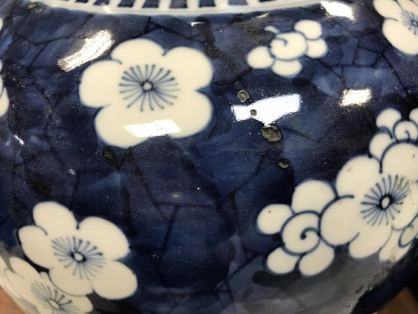 A 19th Century Chinese blue and white prunus blossom decorated baluster shaped vase and cover on a - Image 13 of 24