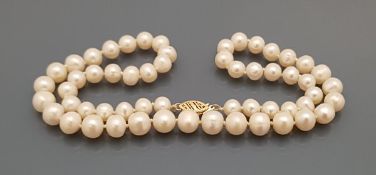 A single strand pearl necklace with 15 carat gold clasp