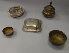 A box of assorted metal wares to include cutlery, oil lamp, brass magazine holder, etc,