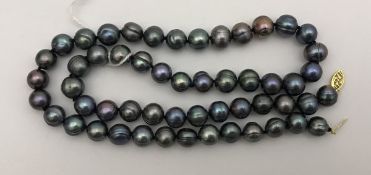 A Tahitian pearl necklace, approx 22" long,