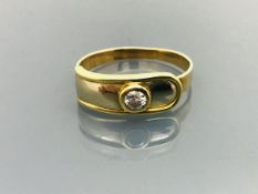 An 18 carat gold single stone set ring, approx 3.