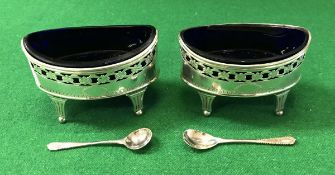 A pair of George III silver and pierced oval open salts (by Robert Hennell I, London 1791), 3.