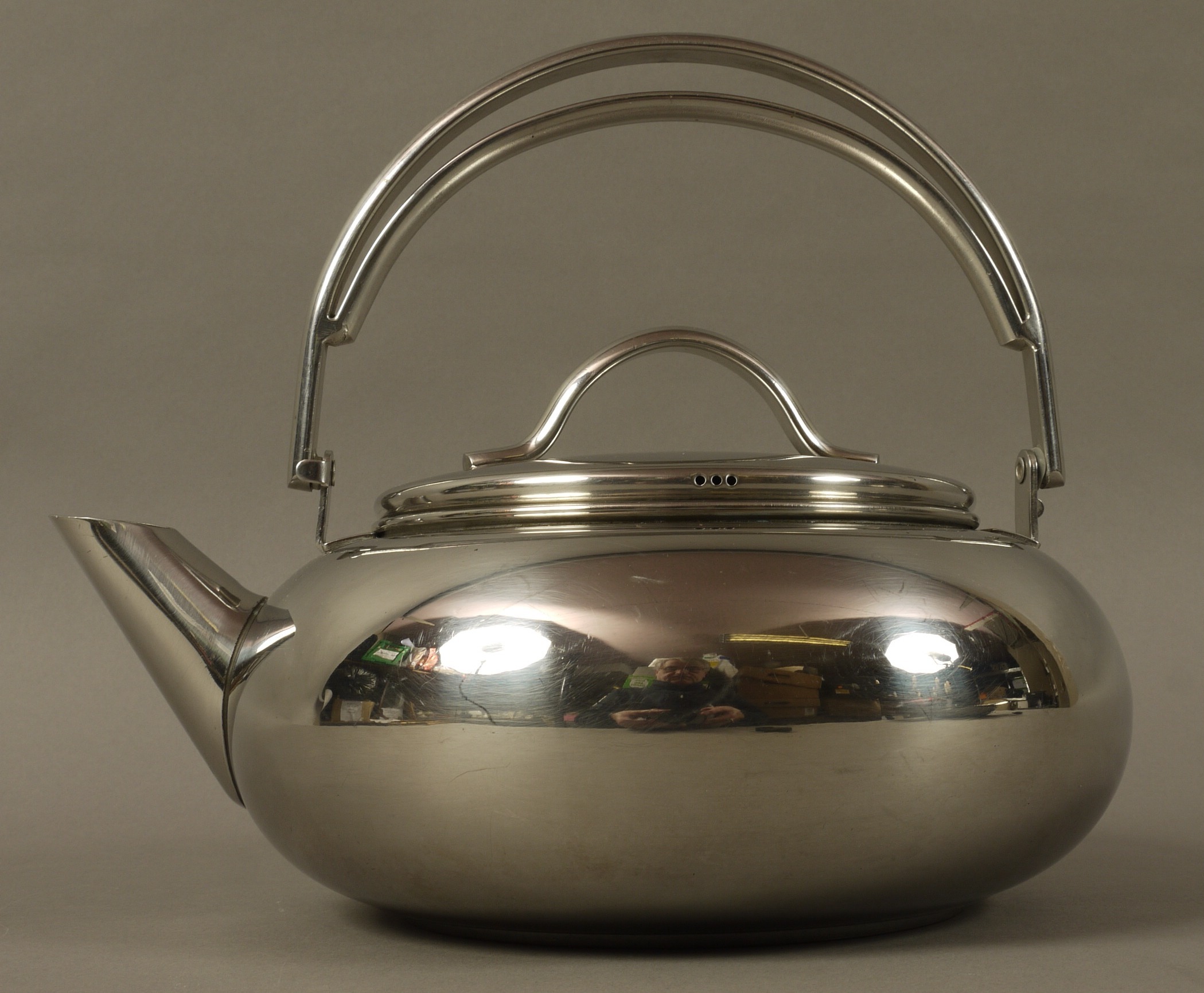A stainless steel AGA kettle of compressed cauldron shape, slightly domed lid with strap handle, - Image 3 of 3