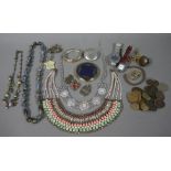 A quantity of miscellaneous costume jewellery,