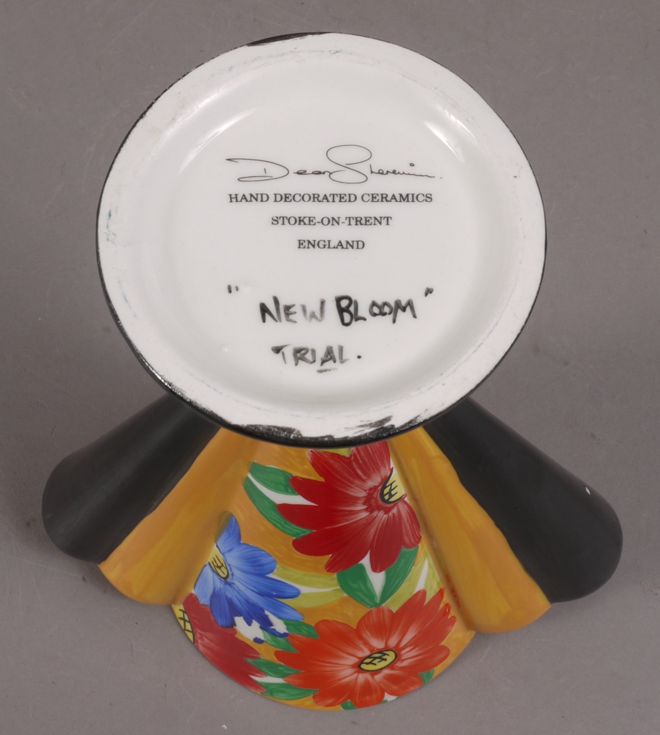 A Dean Sherwin ceramic vase in Deco style, fan shaped with flowers in yellow and black, 18. - Image 2 of 2